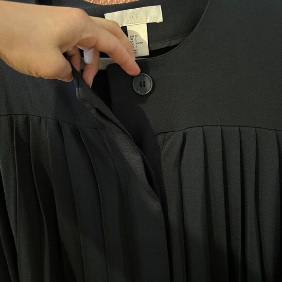 H&M long sleeve black dress swing style fitted sleeve pleated button down size 2 - Picture 5 of 7